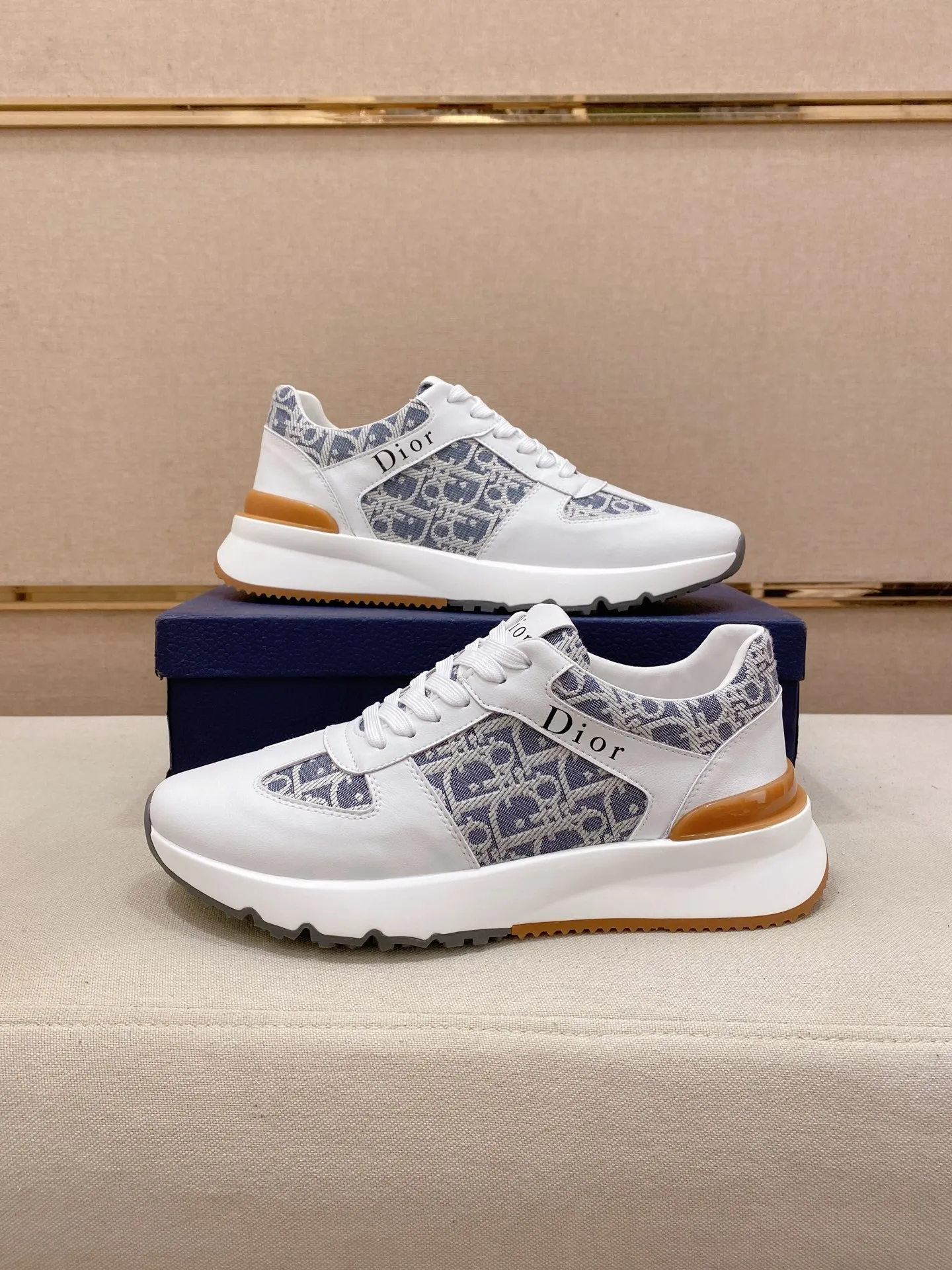 Factory price: 440💰[Dior·Dior] New casual sports style men's shoes, new spring and summer design, perfect workmanship, lace-up lazy style to create wardrobe quality, upper: imported first-layer cowhide, sheepskin lining is soft and comfortable, ultra-light TPU wear-resistant outsole, simple, versatile fashion men's shoes, excellent color code number 38--44. (Can be customized for 45 non-refundable)